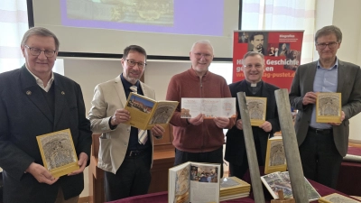 Sichtlich erfreut zeigten sich von links der Vorsitzende des Fördervereins Georgsorgel, Johann Paulus, die Redakteure Dr. Markus Lommer und Peter K. Donhauser, Stadtpfarrer und Regionaldekan Markus Brunner, sowie Verleger Friedrich Pustet über das gelungene literarische Werk. (Bild: Wolfgang Schöpf )