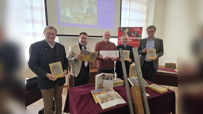 Sichtlich erfreut zeigten sich von links der Vorsitzende des Fördervereins Georgsorgel, Johann Paulus, die Redakteure Dr. Markus Lommer und Peter K. Donhauser, Stadtpfarrer und Regionaldekan Markus Brunner, sowie Verleger Friedrich Pustet über das gelungene literarische Werk. (Bild: Wolfgang Schöpf )