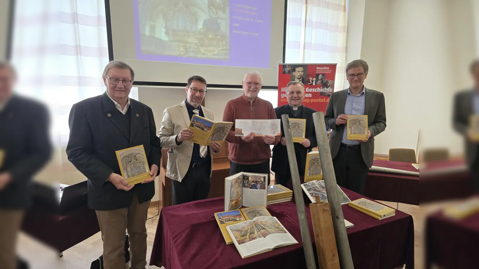 Sichtlich erfreut zeigten sich von links der Vorsitzende des Fördervereins Georgsorgel, Johann Paulus, die Redakteure Dr. Markus Lommer und Peter K. Donhauser, Stadtpfarrer und Regionaldekan Markus Brunner, sowie Verleger Friedrich Pustet über das gelungene literarische Werk. (Bild: Wolfgang Schöpf )