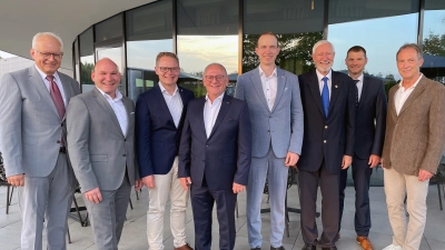 Führungswechsel beim Lions Club Weiden mit Pastpräsident Dr. Franz Wach (von links), Präsident Prof. Dr.<br>Alexander Schuh, Neumitglied Dr. Johannes Kaiser, Hilfswerk-Vorsitzendem Dr. Elmar Baumer, Neumitglied Prof. Dr. Christian Schmidkonz, 2. Distrikt-Vizegovernor und Zonen-Chairperson Gerard Ivey-Frank, Clubsekretär Daniel Utz und Vizepräsident Johannes Baier. (Bild: Stefan Zaruba)