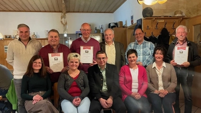 Jubilare, neuer 2. Vorsitzender Roland Pausch (2. stehend von rechts), Vorstandschaft und Bürgermeister (Nadine Kappauf: Günter Kopp)