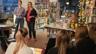 Alexandra Kurz, vom Büchereiteam, begrüßte Krimiautorin Yvette Eckstein in der Pfarrbücherei. (Bild: Stefan Kurz)