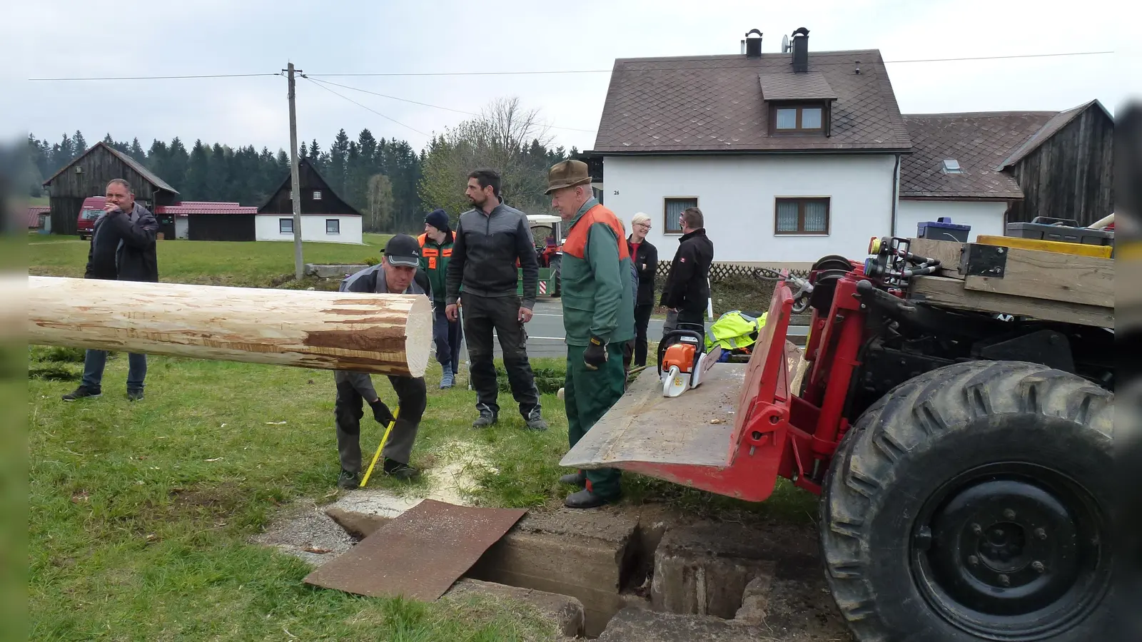 Maibaumaufstellen in Altglashütte. (Bild: Siegfried Walter)