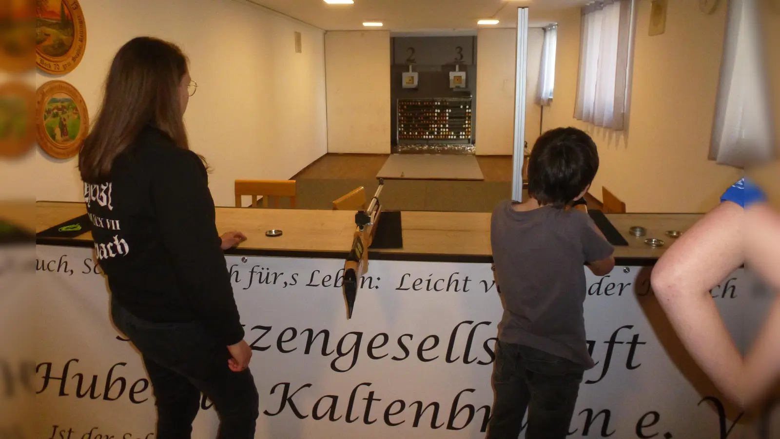 Auch der 10-jährige Urenkel Leon des Ersten Schützenmeisters und Initiators des Osterschießens Günther Pätzold bewies aus zehn Metern bereits Treffsicherheit.  (Bild: Siegfried Bock)