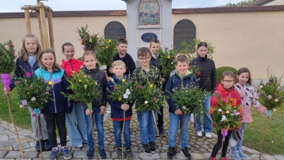 Kommunionkinder und Firmlinge der Pfarrei Weidenthal am Palmsonntag 2025.  (Bild: Ulrike Kiendl)