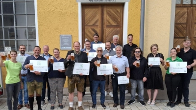 Die Bürgermeister der Gemeinschaft „elf Freunde für eine Region” und Vertreter von Vereinen und Organisationen erhielten für 17 Kleinprojekte von der ILE Naturparkland Oberpfälzer Wald die Förderschilder. (Bild: Karl Ziegler)