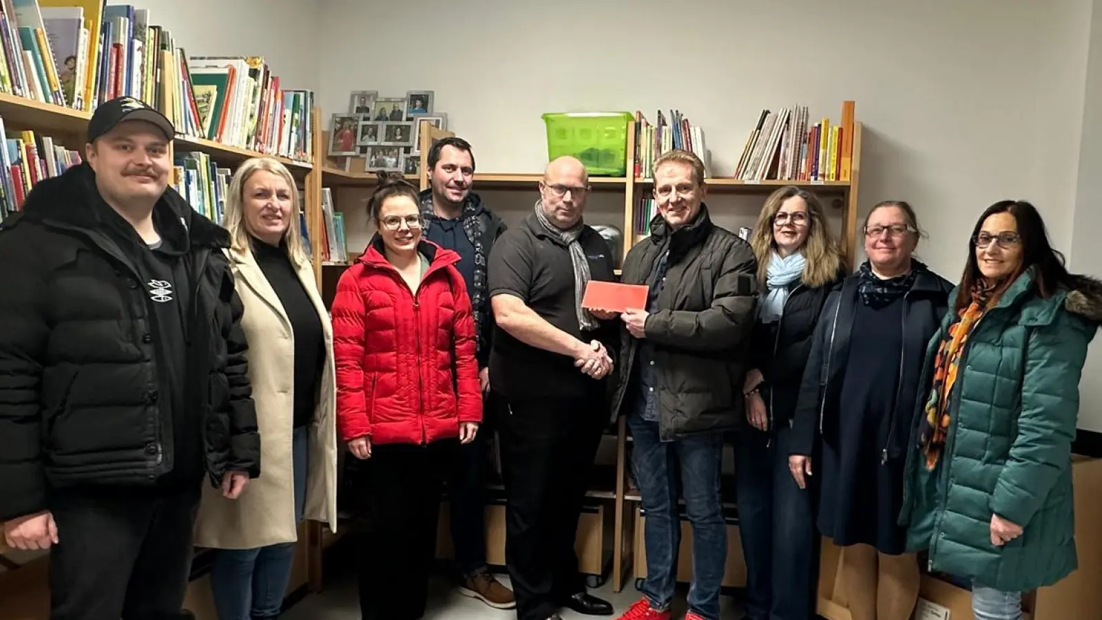 Thomas Weiß von der SPD (4. von rechts) überreicht den Scheck an Tassilo Heimberg, den 1. Vorstand des St. Michael-Werks (5. von links). (Bild: Claudia Wolf)