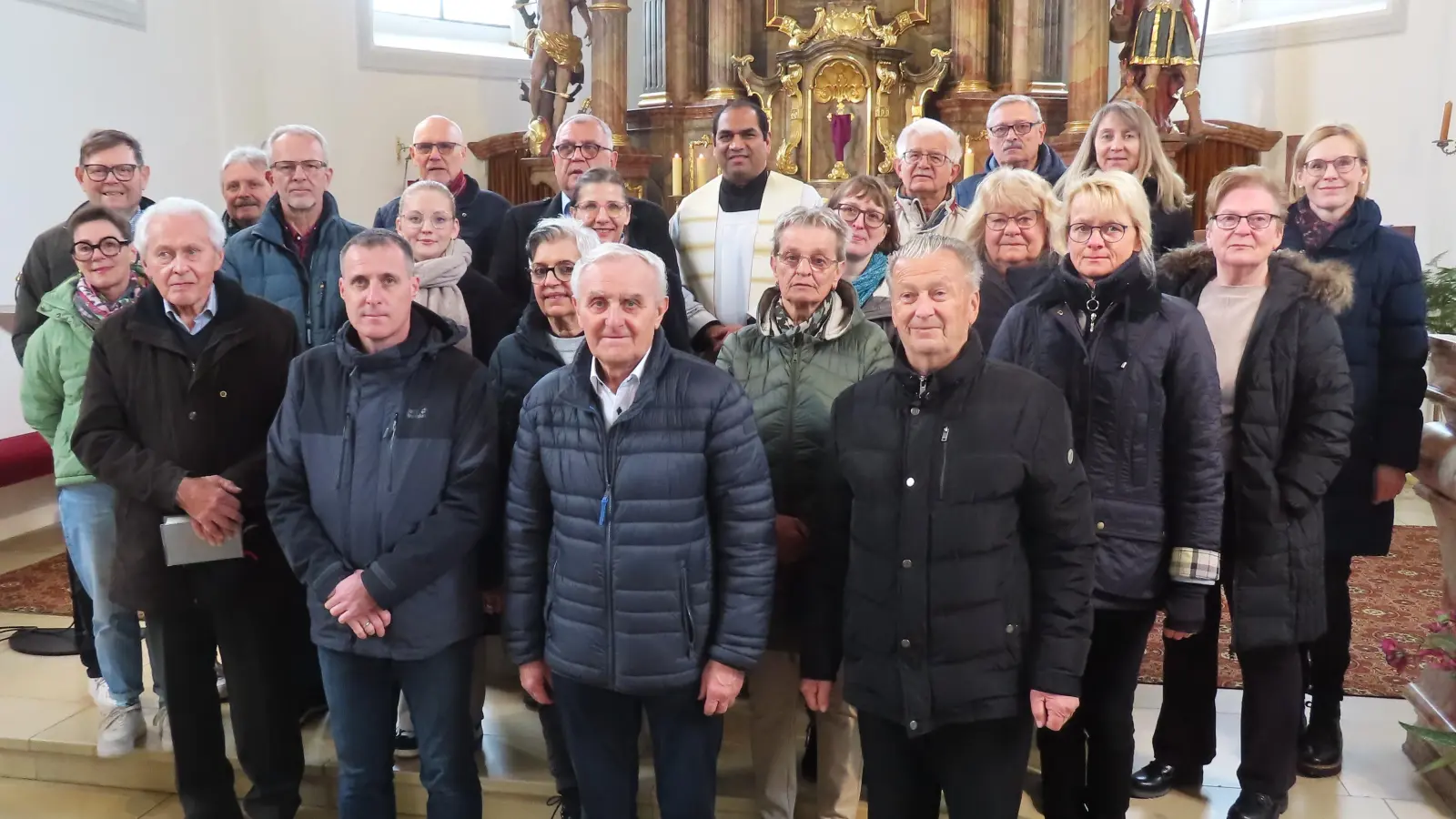Pfarrer Benny Joseph, Georg Fritsche, Lektorin Birgit Koppmann, Jügen Pröm und Jubilar Helmut Klier umrahmt vom Freihunger Kirchenchor (Bild: Hans Apfelbacher)