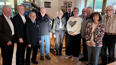 <br>Zum Erinnerungsfoto stellten sich Ehrengäste und Vorstand nebeneinander auf, ein sichtbares Zeichen für Zusammenhalt und Beständigkeit. Vorsitzender Josef Lang, dritter von links. (Bild: Reinhard Kreuzer)