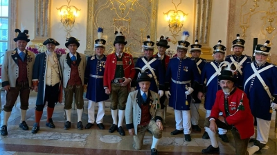 Die Neustädter Delegation mit weiteren Gästen im Marmorsaal des Schlosses Mirabell in Salzburg (Bild: Helmut Fukerider)