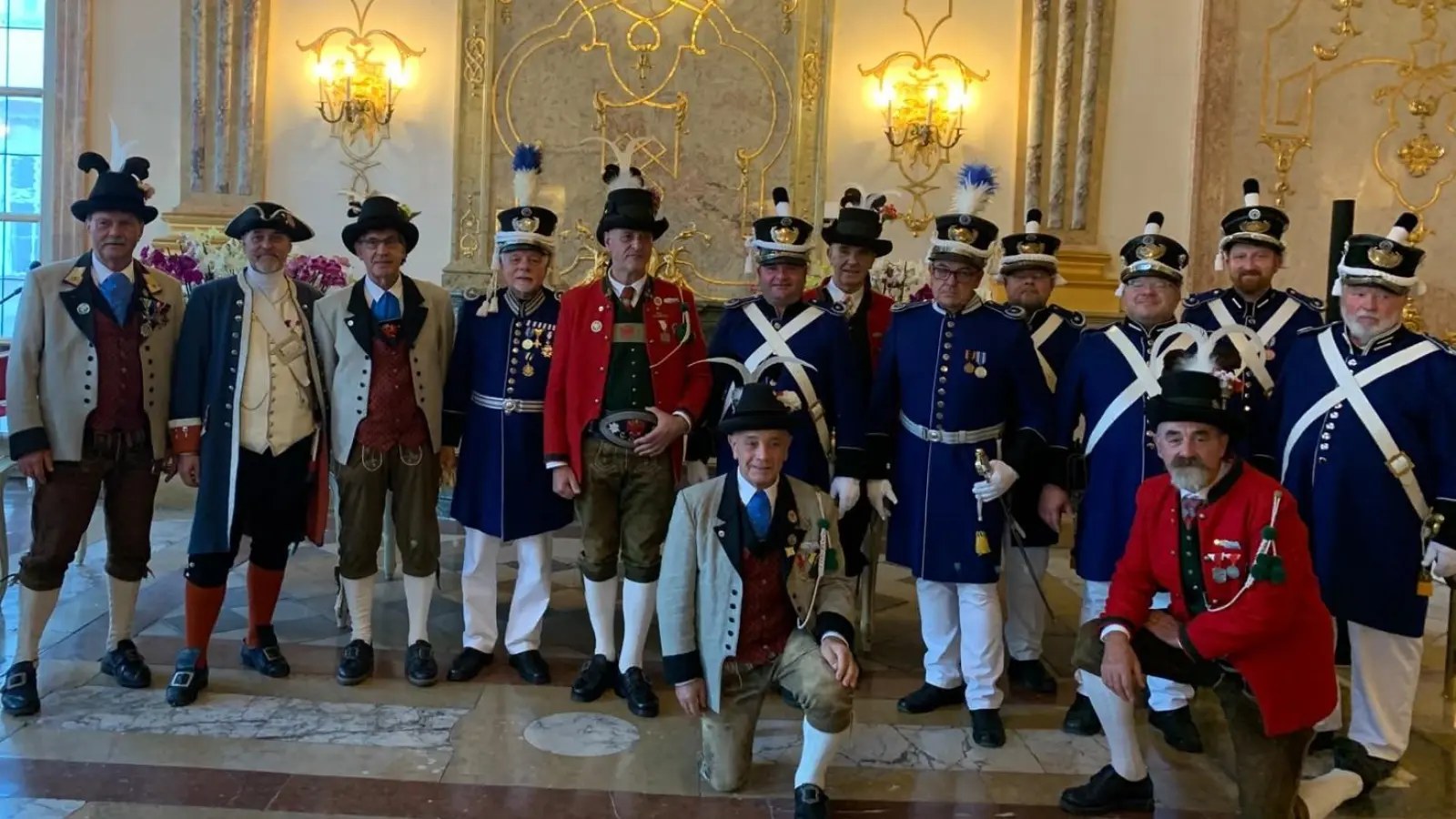 Die Neustädter Delegation mit weiteren Gästen im Marmorsaal des Schlosses Mirabell in Salzburg (Bild: Helmut Fukerider)