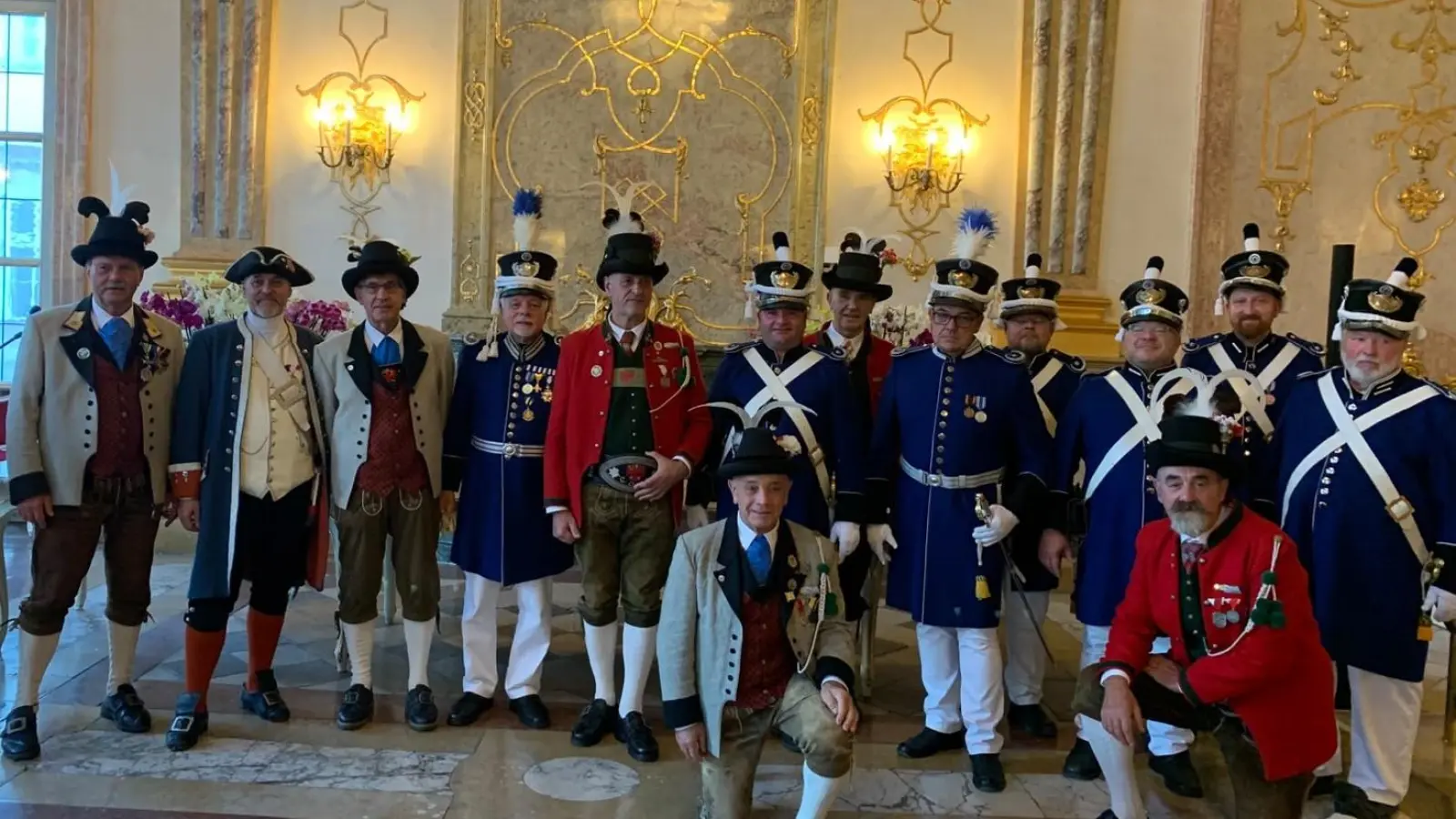 Die Neustädter Delegation mit weiteren Gästen im Marmorsaal des Schlosses Mirabell in Salzburg (Bild: Helmut Fukerider)
