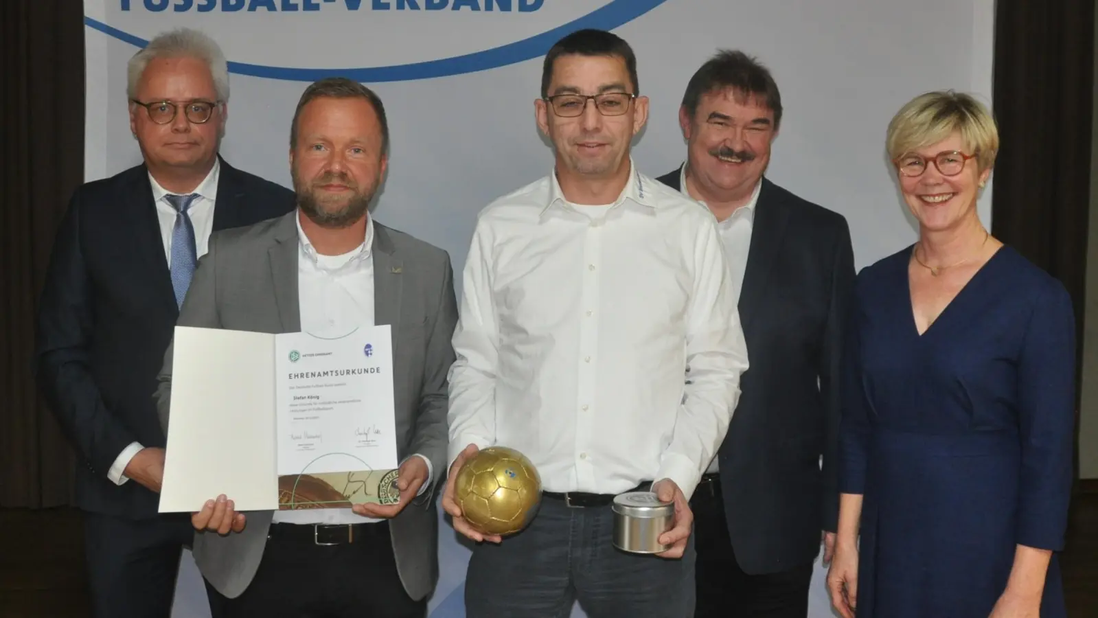 Kreis-Ehrenamtsreferent Roman Melzner und MdL Bernd Heinisch (FW) gratulierte dem 2. Vorsitzenden des SV Immenreuth Stefan König ebenso wie Kreisvorsitzender Albert Kellner, sowie die BLSV-Bezirksvorsitzende Barbara Hernes. (Bild: Roman Melzner)