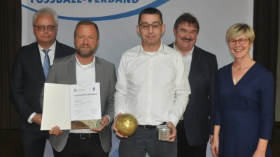 Kreis-Ehrenamtsreferent Roman Melzner und MdL Bernd Heinisch (FW) gratulierte dem 2. Vorsitzenden des SV Immenreuth Stefan König ebenso wie Kreisvorsitzender Albert Kellner, sowie die BLSV-Bezirksvorsitzende Barbara Hernes. (Bild: Roman Melzner)