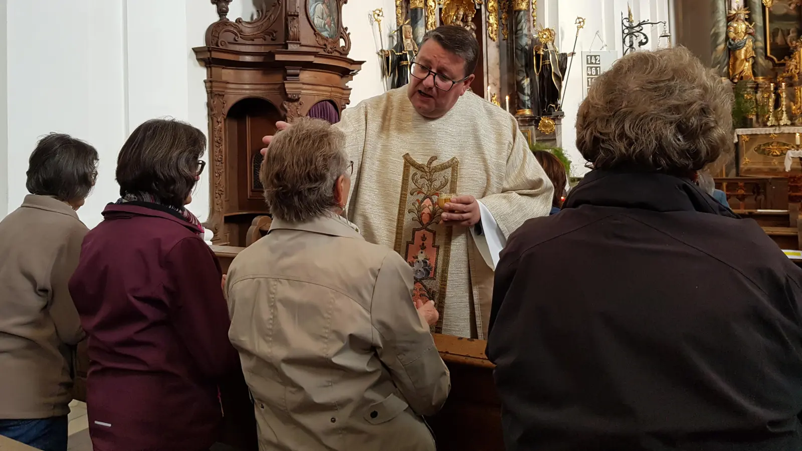 Über 50 Frauen und Männer ließen sich die Krankensalbung in der Wieskirche durch Pfarrer Udo Klösel spenden. (Bild: Peter Garreiss)