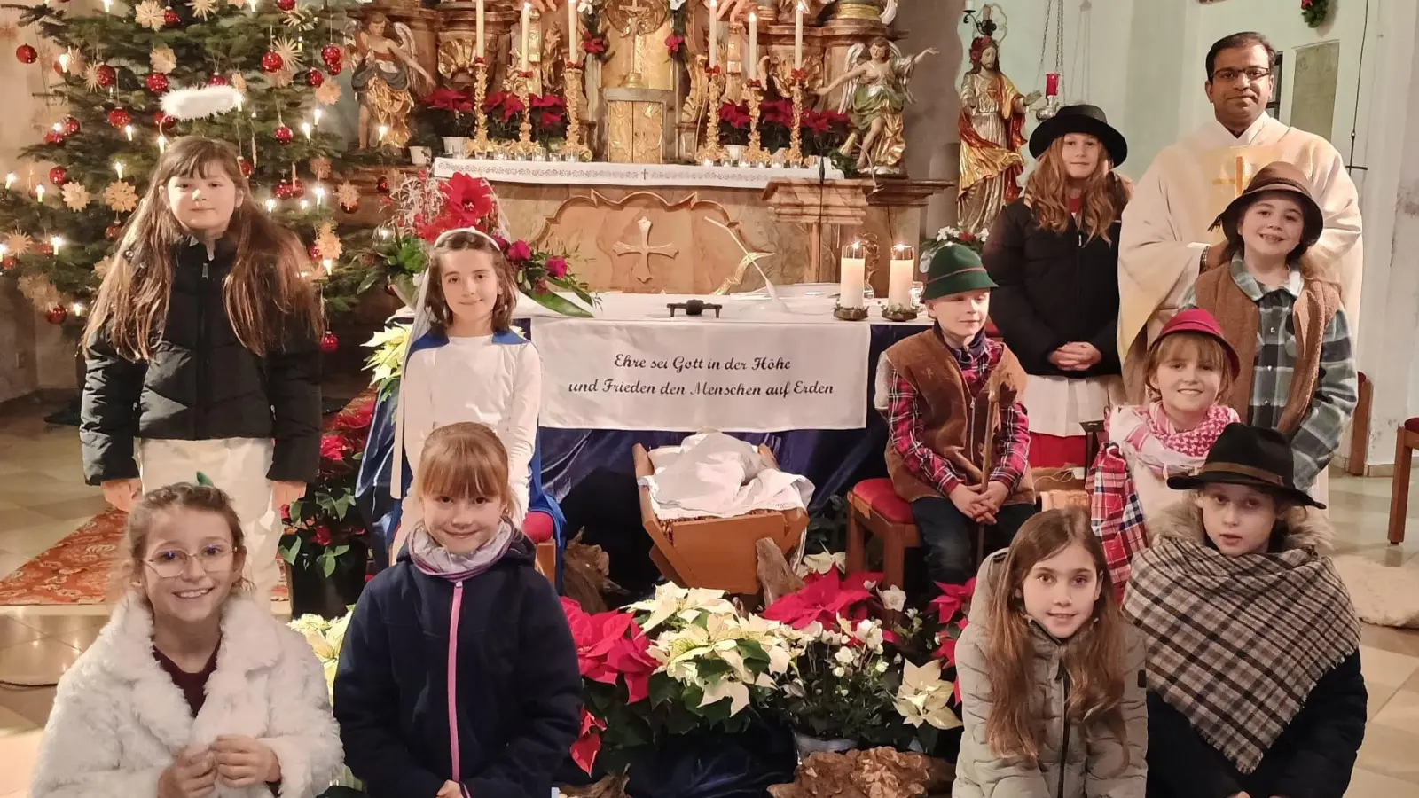 Pfarrer Pater Anish George bedankte sich bei den Kindern für das Vorführen des Krippenspiels in der Kindermette. (Bild: Josef Söllner)