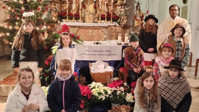 Pfarrer Pater Anish George bedankte sich bei den Kindern für das Vorführen des Krippenspiels in der Kindermette. (Bild: Josef Söllner)