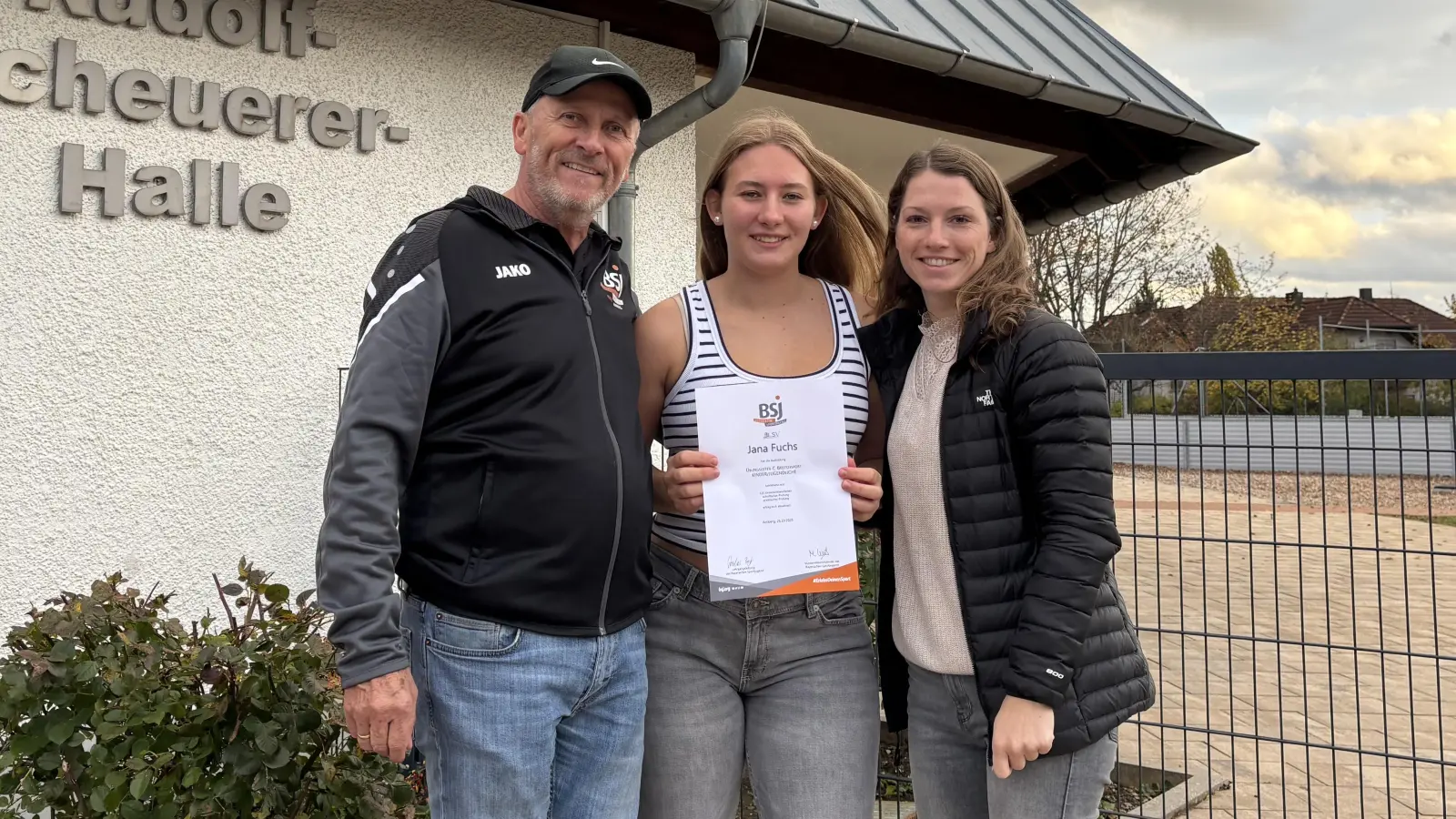 V.l. Reinhard Weber, Spartenleitung Turnen im TV 1861 Amberg, glücklich über die zwei neuen Übungsleiterinnen mit Jana Fuchs und Johanna Schmaußer. (Bild: Simone Fuchs)