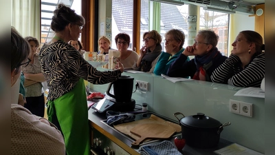 Referentin Kerstin Birkner mit der Frauengruppe. (Bild: Ulrike Kießling)