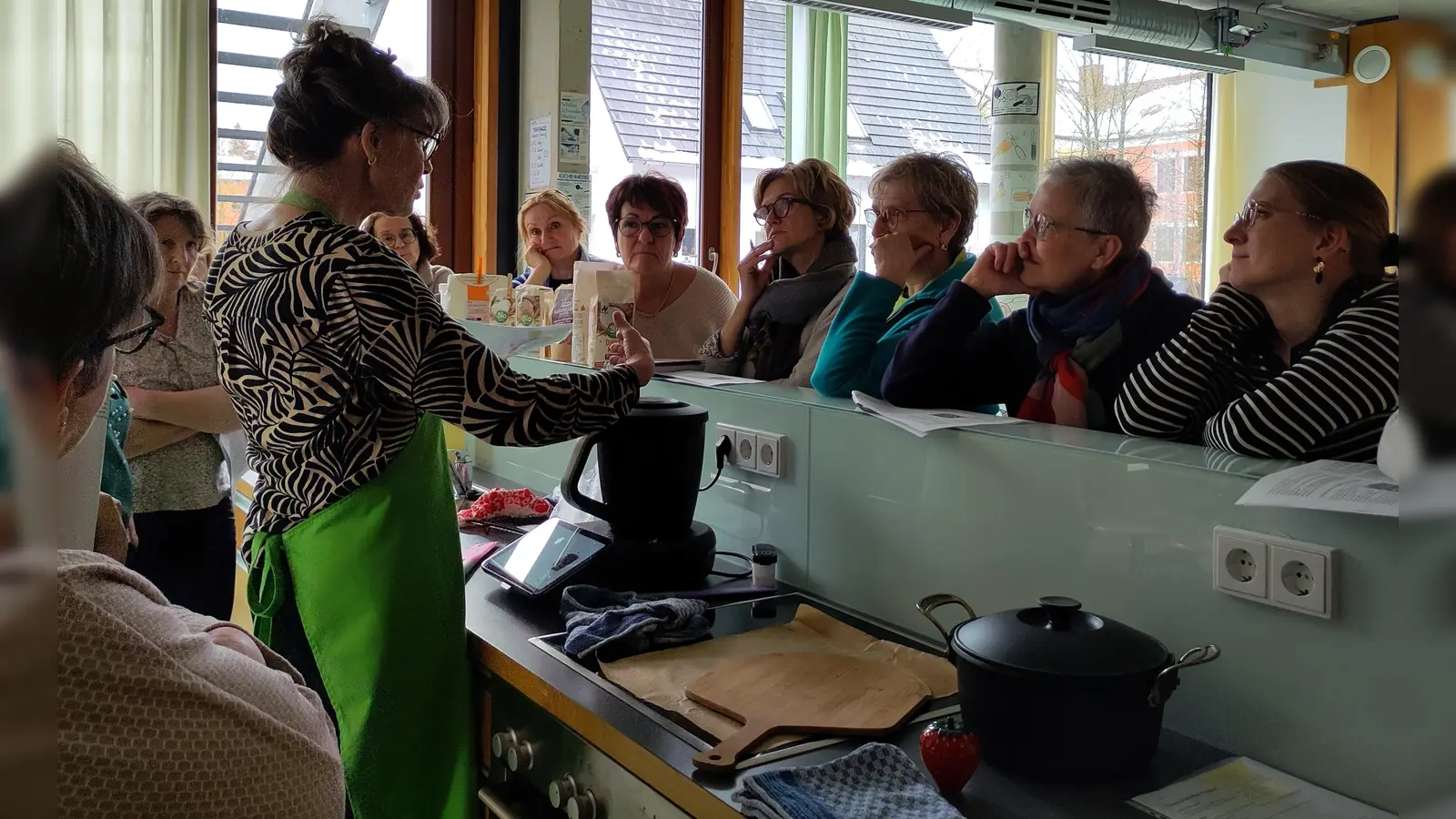 Referentin Kerstin Birkner mit der Frauengruppe. (Bild: Ulrike Kießling)