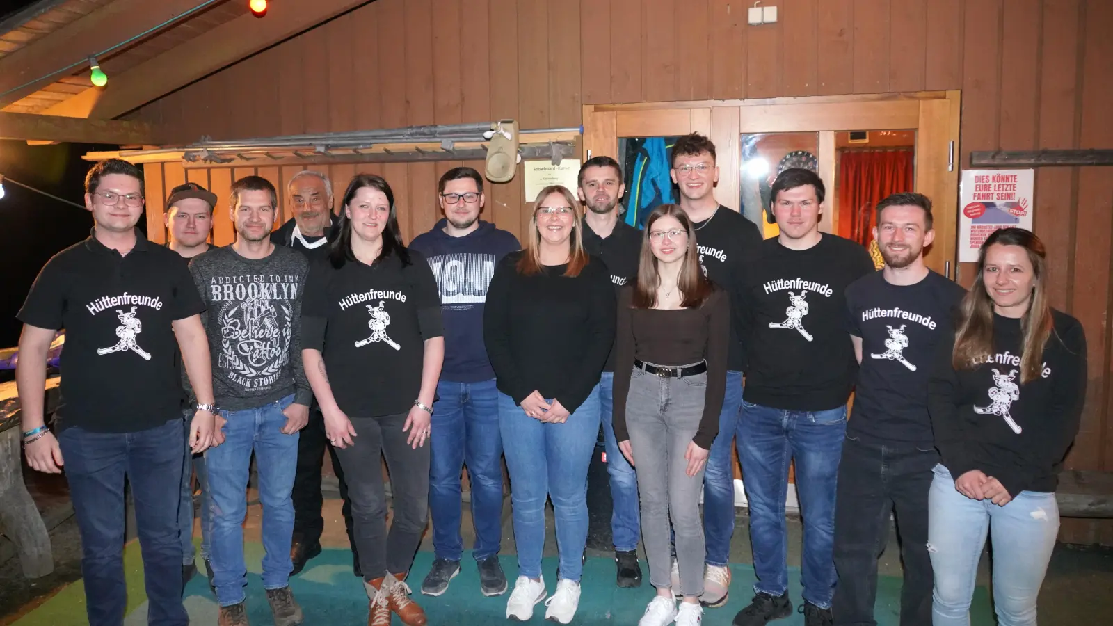 Vorsitzender Tobias Neuber (links) mit seinem „Hüttenfreunde - Team”, der bisherigen Schriftführerin Christina Prem (Fünfte von links) und dem neuen Mann am „Schreibgerät” Markus Vitzthum (Dritter von links). (Bild: Franz Völkl)