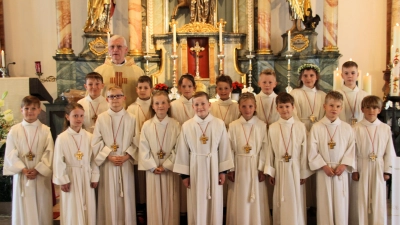 Erstkommunionkinder mit Pfarrer Norbert Große (links). (Bild: Johann Bauer)