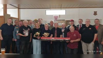 45 Jahre FCN-Fanclub Leuchtenberg und Helmut Süß (Siebter von rechts) ist von Anfang an bis jetzt der erste Vorsitzende. Ein Jubiläum im Jubiläum bei dem auch noch einige Gründungsmitglieder geehrt wurden. (Bild: Helmut Süß)