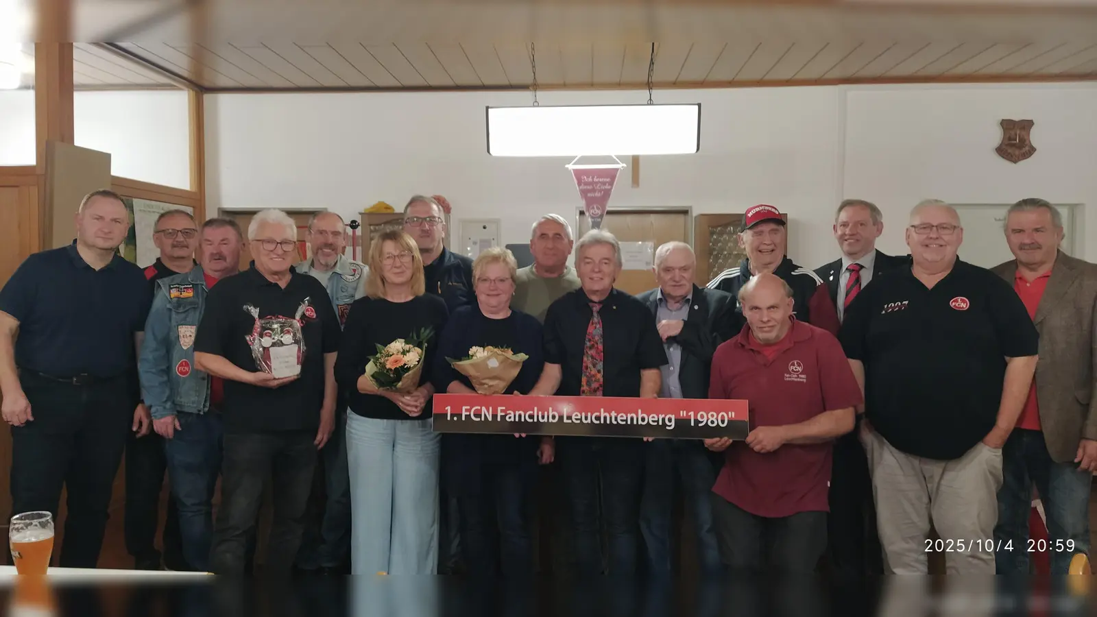 45 Jahre FCN-Fanclub Leuchtenberg und Helmut Süß (Siebter von rechts) ist von Anfang an bis jetzt der erste Vorsitzende. Ein Jubiläum im Jubiläum bei dem auch noch einige Gründungsmitglieder geehrt wurden. (Bild: Helmut Süß)