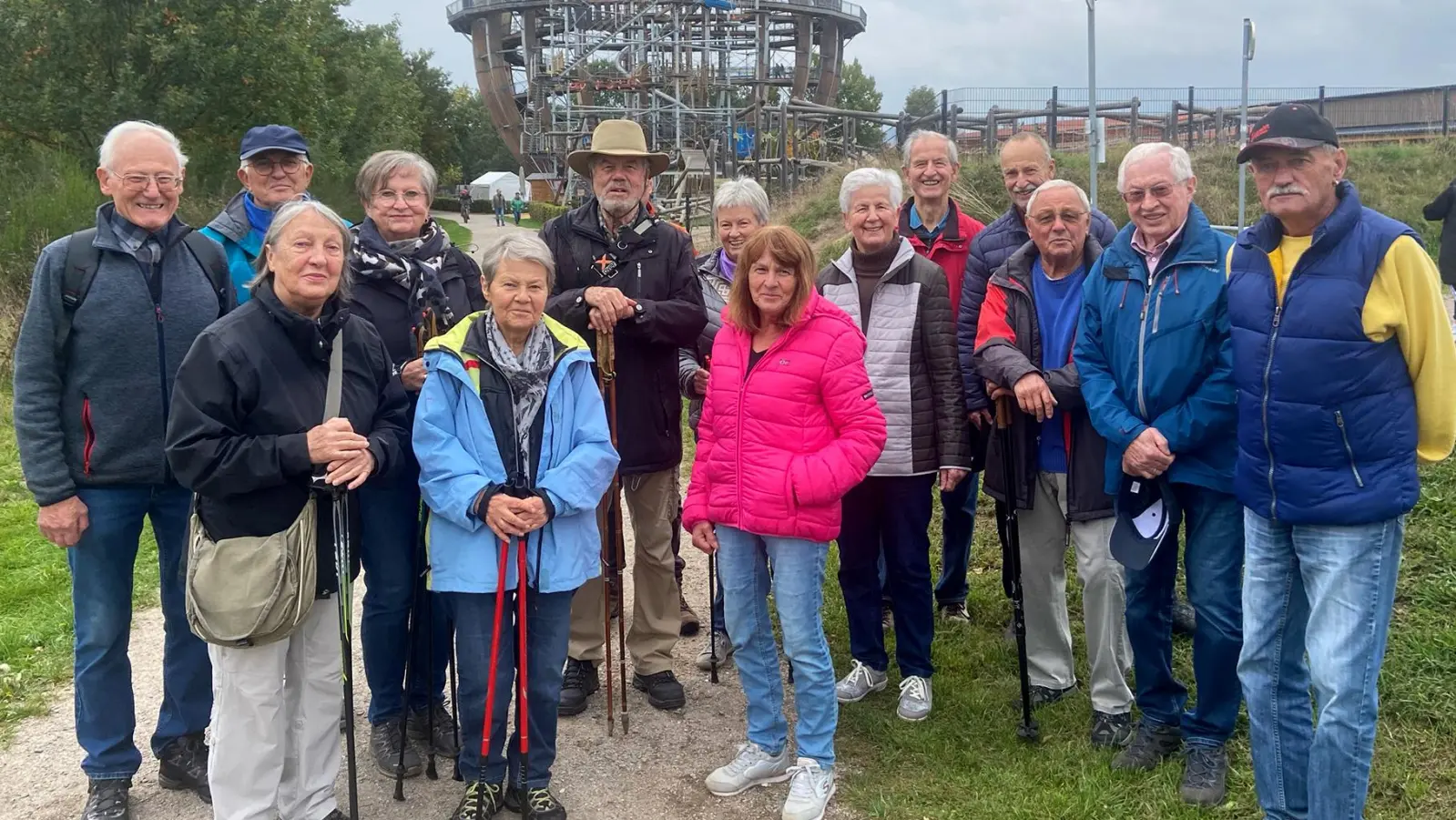 Wandergruppe des OWV Nabburg vor der Erlebnisholzkugel am Wanderrundweg Steinberger See  (Bild: Hans Rachwalik)