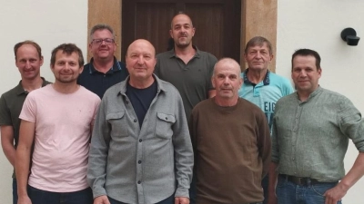 Die neue Vorstandschaft der Jagdgenossenschaft Adlholz vor dem neuen Feuerwehr-Gemeinschaftshaus in Adlholz. Alle freuten sich über die gelungenen Neuwahlen. Von links nach rechts: Florian Siegler, Daniel Weiß, Markus Rauscher, Hans-Jürgen Graf, Matthias Köstler, Robert Neiswirth, Karl Weiß und Robert Graf. (Bild: Markus Rauscher)