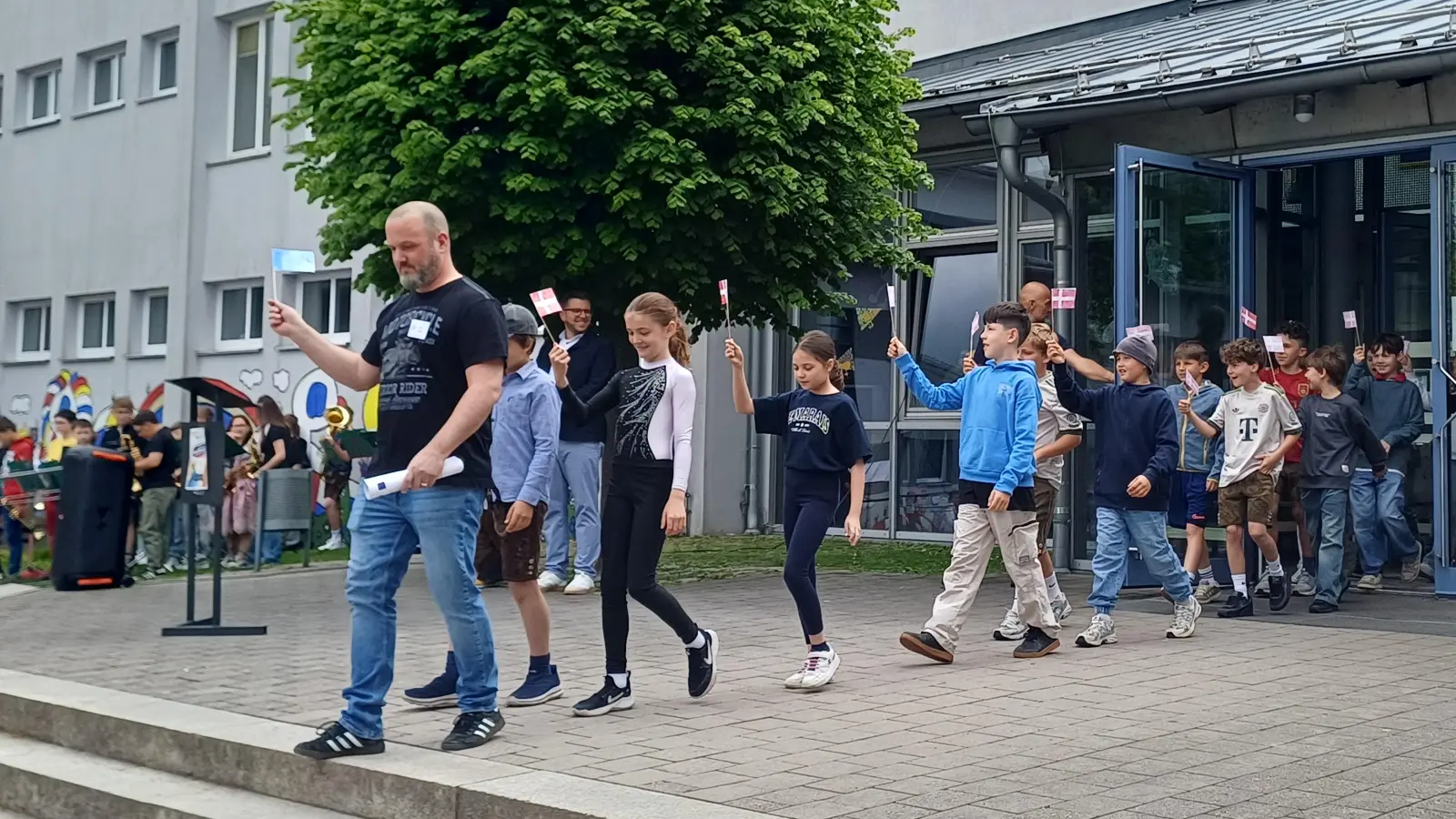 Zu den Klängen der Nationalhymnen ihrer ausgewählten Länder zogen die Schüler, wie hier Klasse 4 mit Klassenleiter Johannes Sand, von allen Seiten auf den Pausenhof ein. (Bild: Michaela Forster)