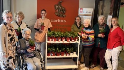 Die Heimbewohner und Heimleiterin Stefanie Fuchs freuen sich über das Blumenpräsent. (Bild: Kerstin Aichinger)