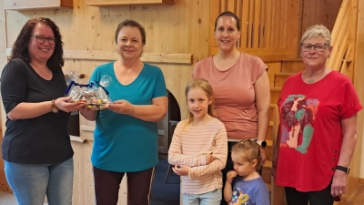 Übergabe der Spende - Andrea Egner, Christine Schwepesch, Laura Kindl mit Leni und Marie, Christel Herling (von links) (Bild: Andrea Egner )