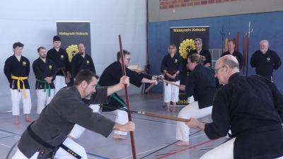 Franco Sanguinetti (rechts) demonstrierte mit Fred Bateman aus Darlington (Nordengland) Kampf mit Bo und Sai. Sanguinetti ist einer der ranghöchsten Vertreter dieser Stilart außerhalb Japans.  (Bild: Walther Hermann)