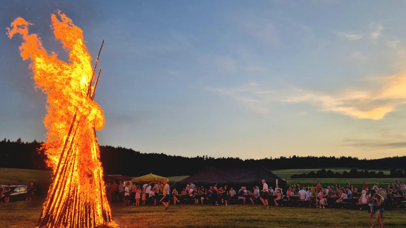 Loderndes Johannisfeuer und zahlreiche Gäste bei sommerlicher Abendstimmung. (Bild: Reiner Gärtner)