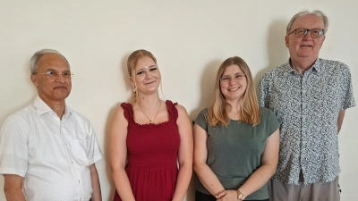 Pfarrer Varghese Puthenchira und Kirchenpfleger Josef Wismet wünschen dem neuen Leitungsteam Jasmin Hirschmann /Hannah Sindersberger (von rechts) viel Freude und Gottes Segen. (Bild:   Elisabeth   Reber)