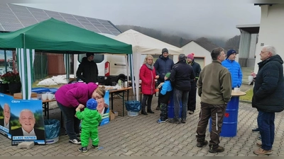 Besucher des CSU-Wertstofftreffs am Wertstoffhof Königstein. (Bild: Klaus Hafner)