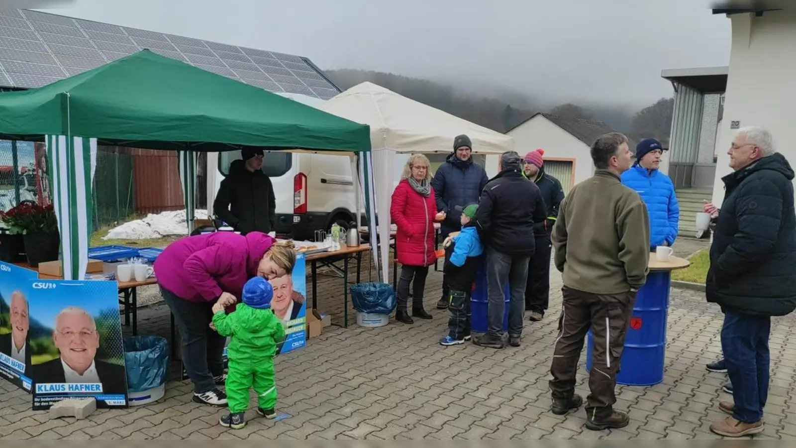 Besucher des CSU-Wertstofftreffs am Wertstoffhof Königstein. (Bild: Klaus Hafner)
