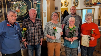 Die Geehrten und Verantwortlichen des OGV (von links) Günther Holland, Erster Vorsitzender Günter Wonneberger, Christine Bühler, Marga Deichler (in Vertretung für Martina und Andreas Deichler), Gartenfachberater Markus Fuchs und Gertraud Reichenberger (in Vertretung für Josef Reichenberger). (Bild: Bernadette Frischholz)