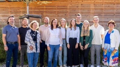 Die neuen Studienreferendare der Lobkowitz-Realschule zusammen mit ihren Seminarlehrern und der Schulleitung. (Bild: Tobias Neubert)