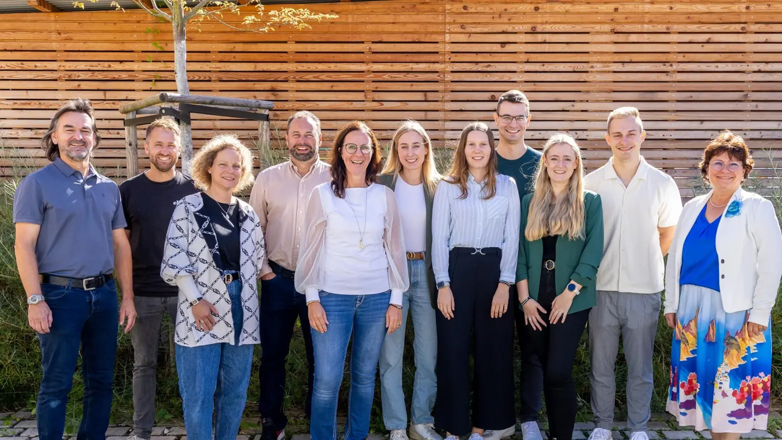 Die neuen Studienreferendare der Lobkowitz-Realschule zusammen mit ihren Seminarlehrern und der Schulleitung. (Bild: Tobias Neubert)
