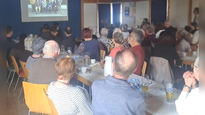 Der Film aus den Jahr 1996 über das Jubiläumsfest des Männergesangverein Weihern verfolgten alle Gäste mit etwas Spannung. ( auf der Leinwand, der damalige Festausschuß ). (Bild: Hans Schlosser)