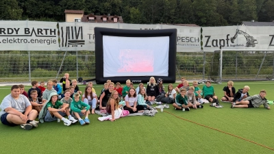 Das Freiluftkino kam bei den Kids mächtig gut an. (Bild: Matthias Becker)