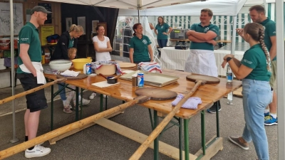 Die Backofenmanschaft in voller Aktion (Bild: Hans Siess)