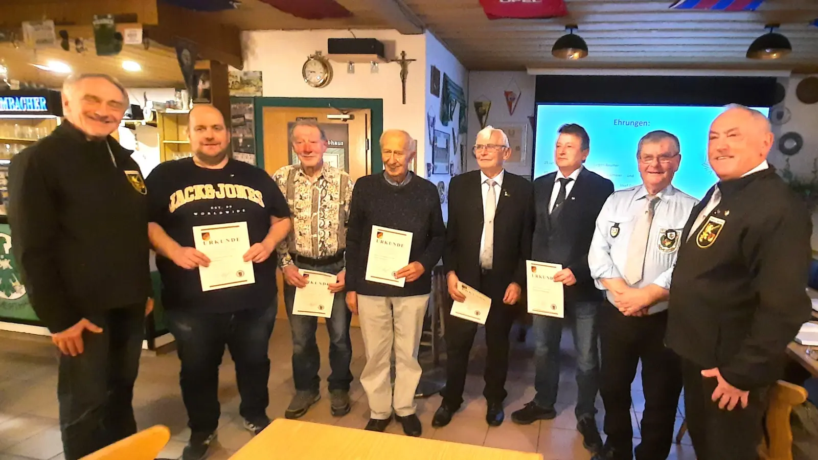 Für langjährige Treue gab es Dank. Anerkennung und Urkunden. (Bild: Gerhard Doerfler)