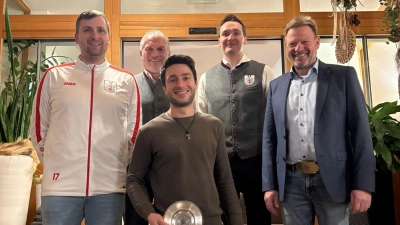 Christian Schreier (3.v.l.) geehrt für 300 Spiele im Trikot des SSV Paulsdorf - sowie der scheidende Spartenleiter Fußball Markus Schäffer, Hans-Jürgen Hammer (1. Vorsitzender), Thomas Aschenbrenner (3. Vorsitzender) und der scheidende Bürgermeister Alwin Märkl (von links). (Bild: Tobias Becht)