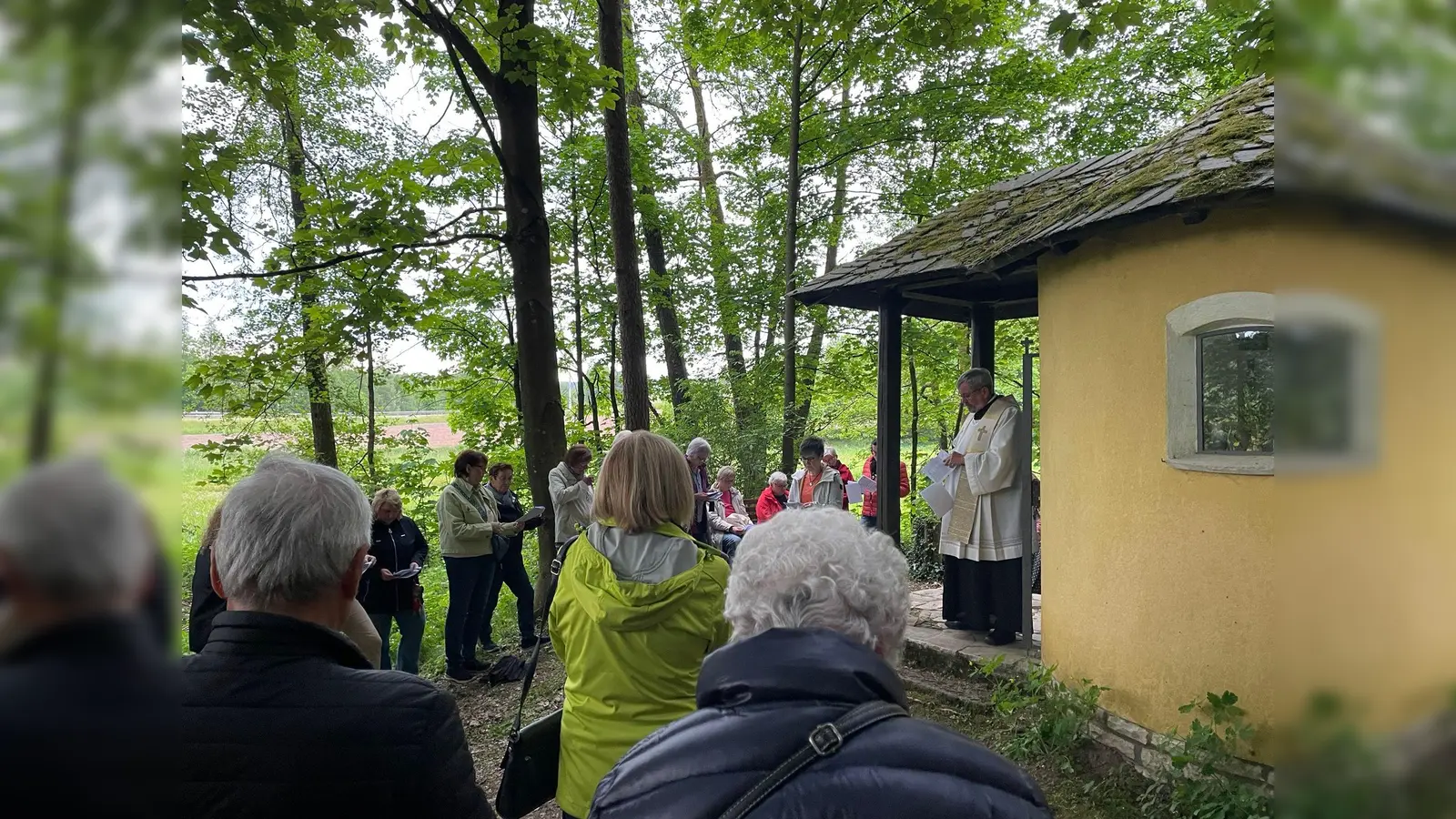 Pfarrer Markus Ertl mit dem Kath. Frauenbund Wernberg (Bild: Heidi Schwendner)