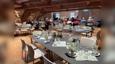 Im Bürgersaal des Familien- und Bürgerzentrums fand kürzlich ein ökumenischer Gottesdienst für Pflegebedürftige und ihre Angehörigen statt, der auf große Resonanz stieß. Anschließend tauschte man sich bei Kaffee und Kuchen aus. (Bild: Verena Neumann)