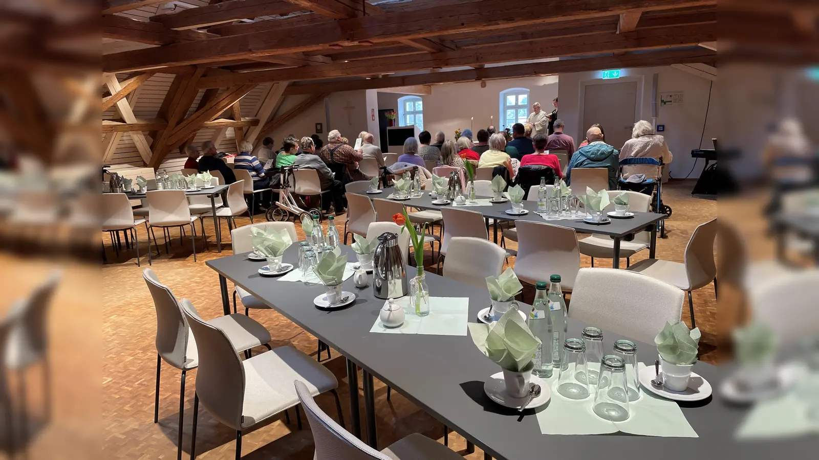 Im Bürgersaal des Familien- und Bürgerzentrums fand kürzlich ein ökumenischer Gottesdienst für Pflegebedürftige und ihre Angehörigen statt, der auf große Resonanz stieß. Anschließend tauschte man sich bei Kaffee und Kuchen aus. (Bild: Verena Neumann)