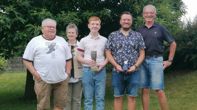 Von links 2. Schützenmeister Josef Hirsch, die Spenderin des Geburtstagspokals Annimarie Englhard, der Gewinner des Johanni-Pokals Johannes Lautenschlager, der Gewinner des Geburtstagspokals Johannes Wenkmann und 1. Sportleiter Hermann Schmidt (Bild: Hermann Schmidt)